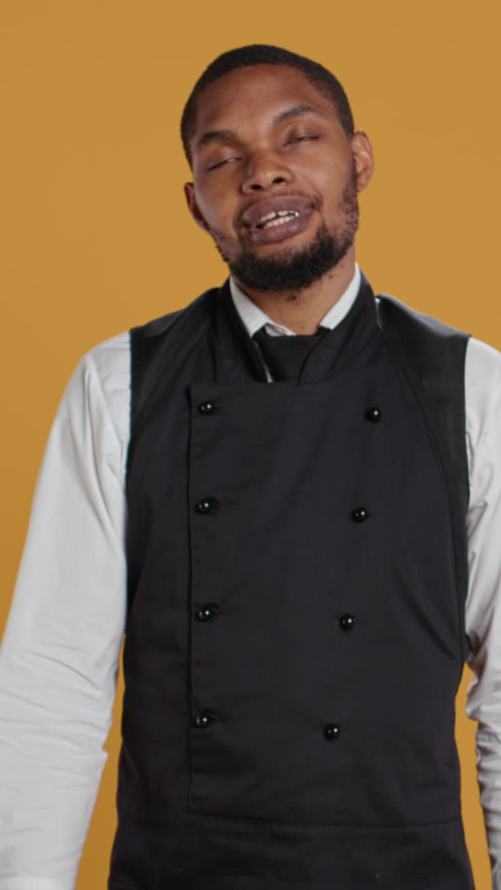 Cameriere afroamericano professionista che presenta bicchieri di champagne