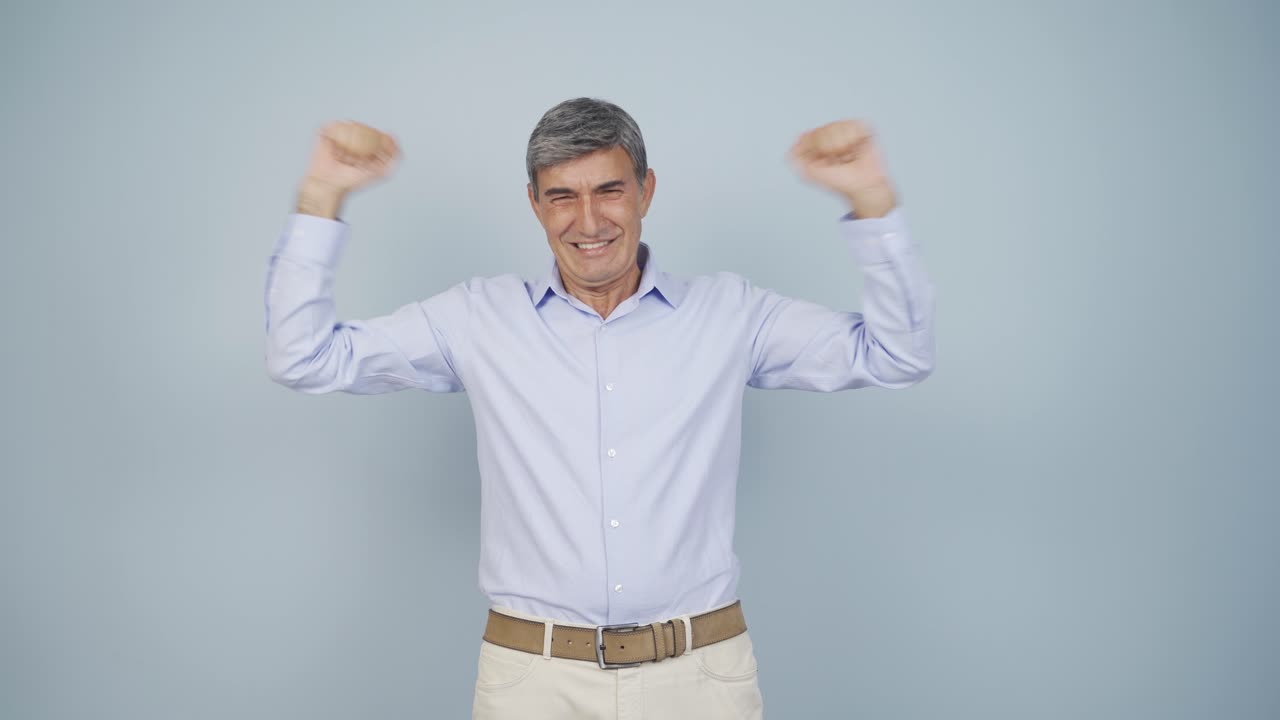 el viejo feliz se regocija.