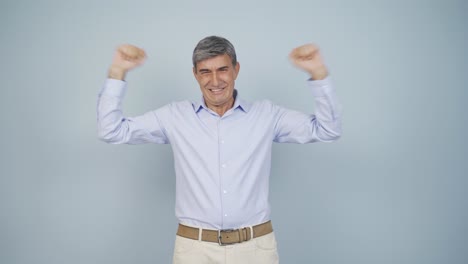 el viejo feliz se regocija.