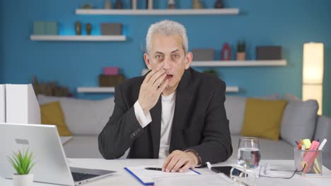 가정 사무직 노동자 남자가 혼란스럽게 카메라를 쳐다보고 있습니다.
