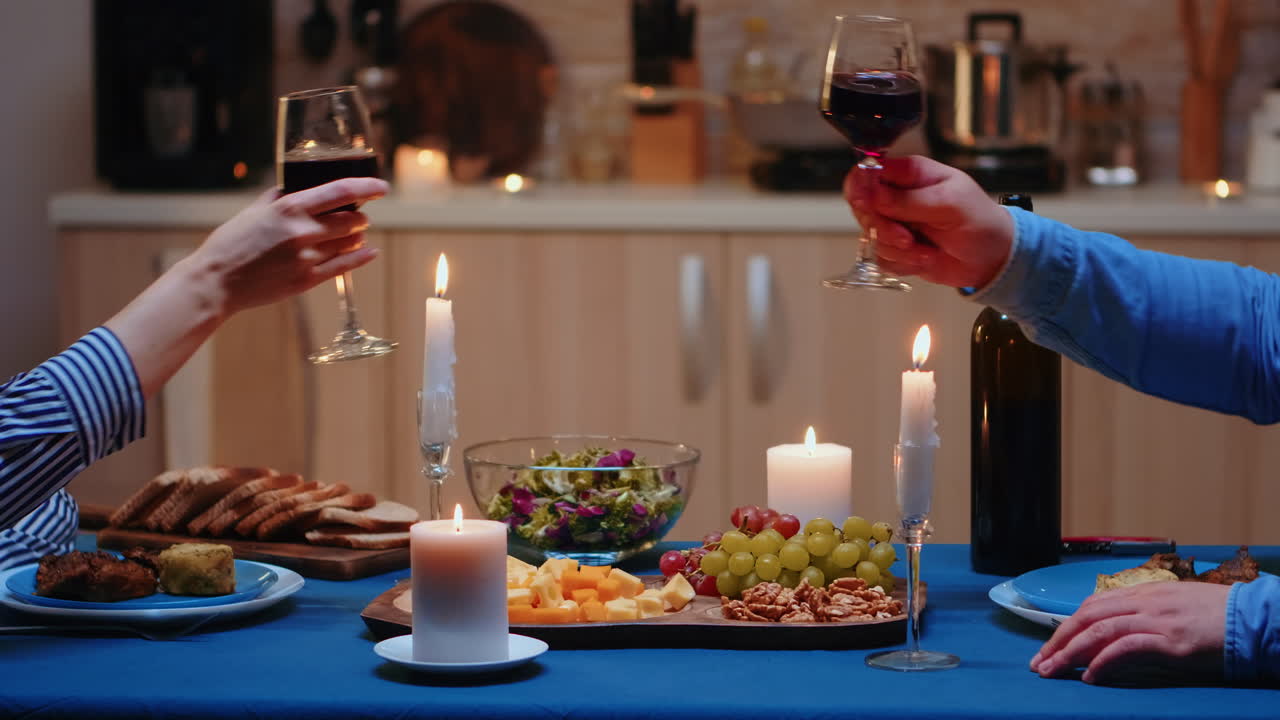 los amantes hacen sonar las copas de vino.