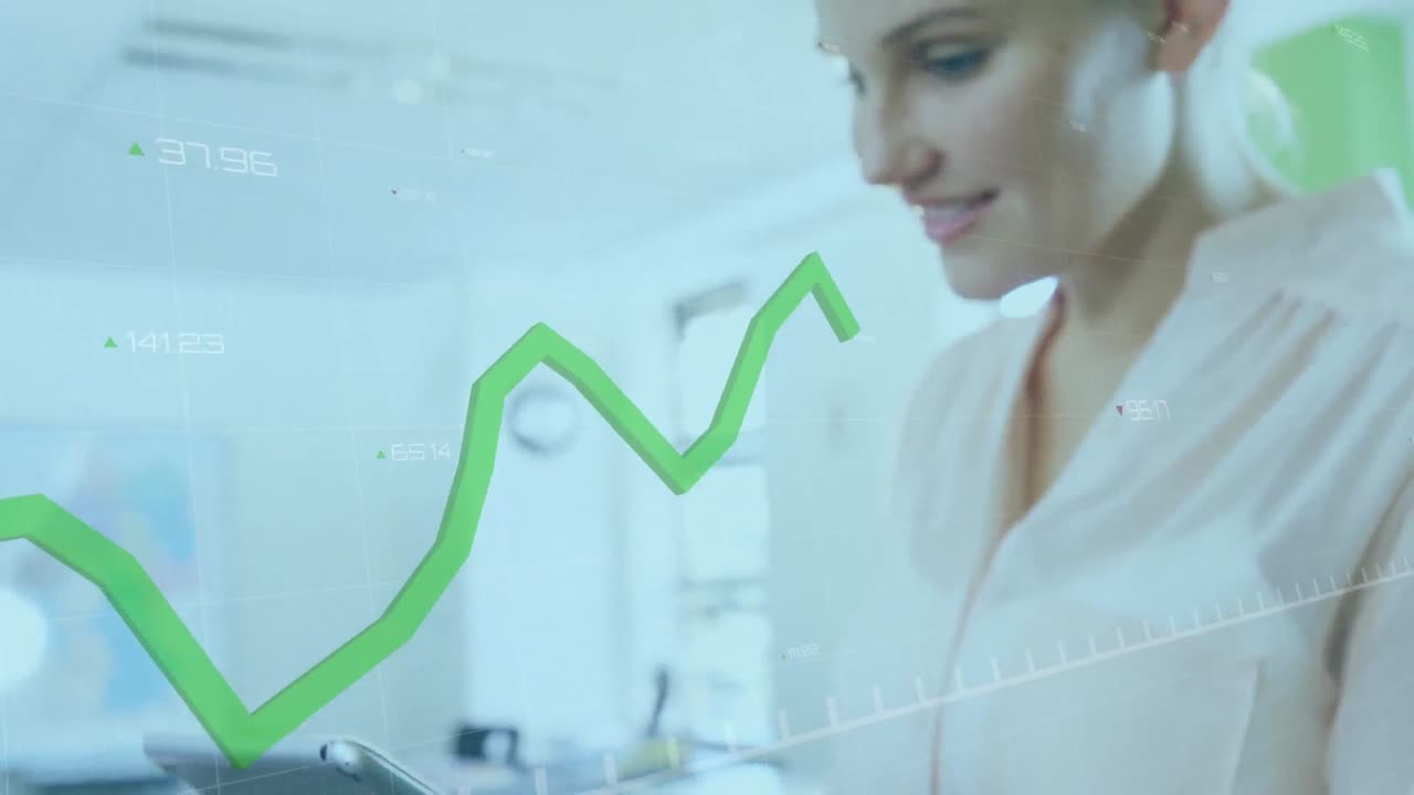 animación del procesamiento de datos contra una mujer caucásica sonriendo mientras usa una tableta digital en la oficina