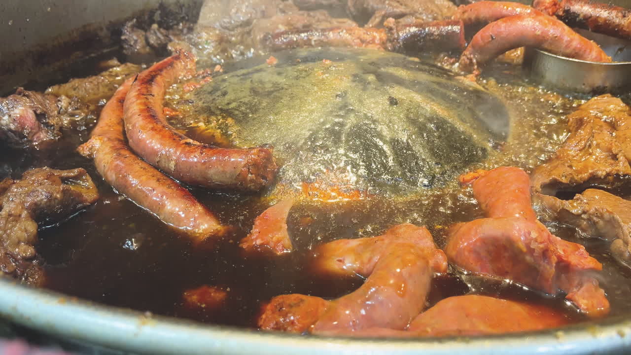 Tacos da strada di Città del Messico che sfrigolano in ricchi sapori di suadero e longanisa