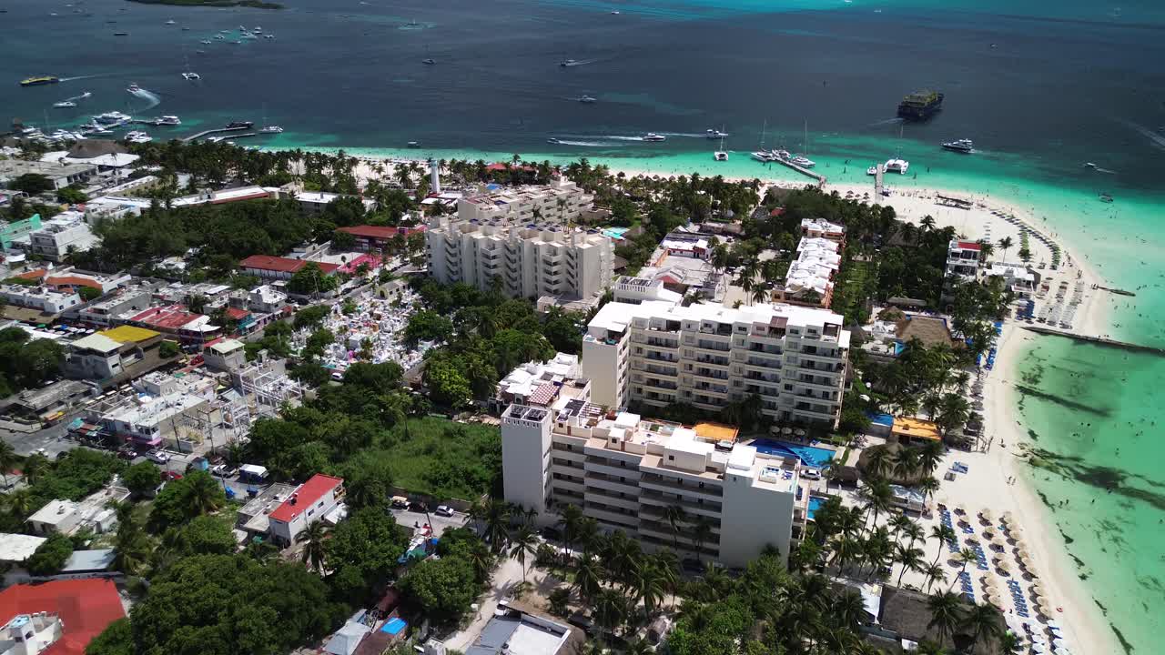 푸른 물,  모래 해변, 활기찬 문화 랜드마크가 있는 열대 도시 의 공중 에 설치 된 도리