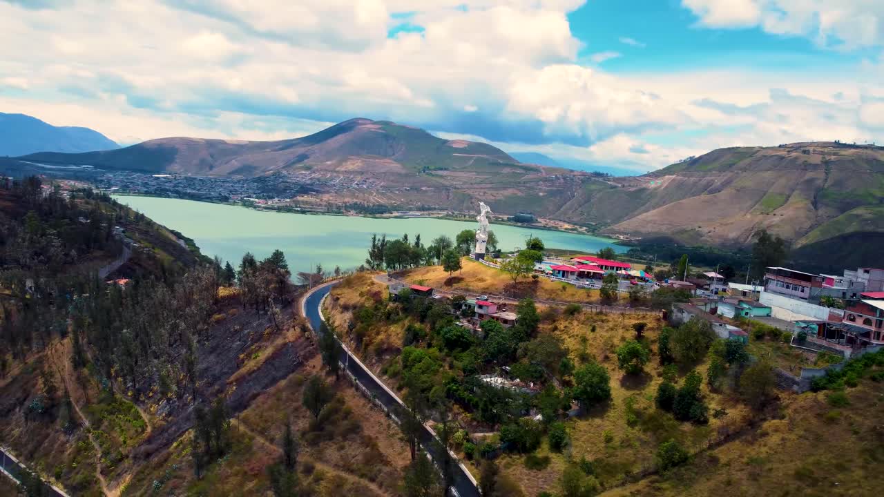 에도르의 이바라에 있는 야후아르코차 호수 (yahuarcocha lagoon) 의 드론 뷰