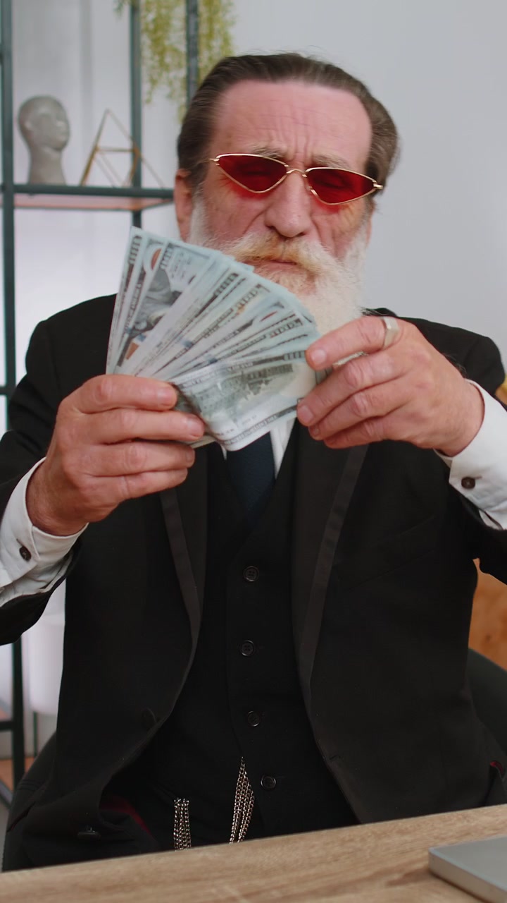 Ricco contento capo uomo d'affari agitando denaro dollaro contanti successo carriera vincitore della lotteria reddito ricchezza