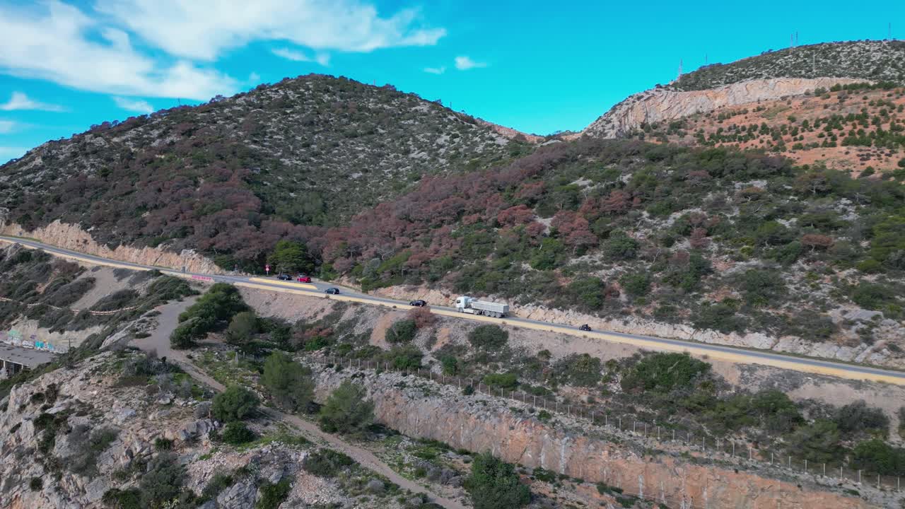 바르셀로나의 지네스타 항구의 해안가 풍경, 푸른 언덕과 은 파란 하늘