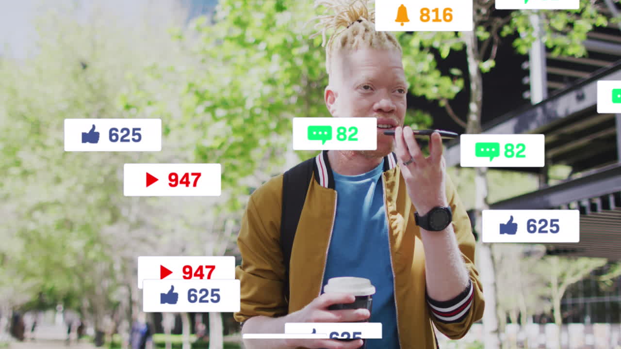 animación del procesamiento de datos de las redes sociales sobre el hombre albino en el teléfono inteligente