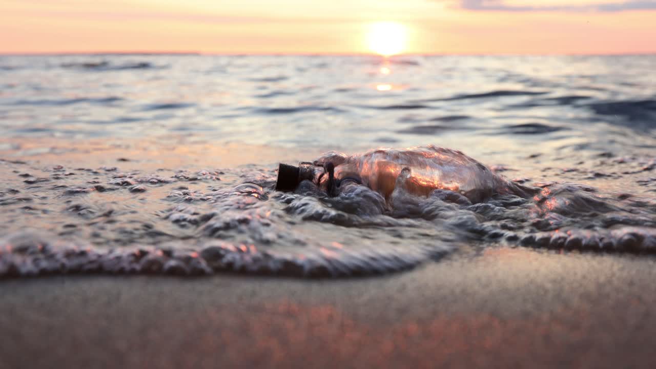 해가 지는 해변에 있는 병에 담긴 메시지
