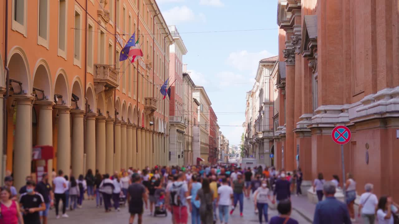Via Indipendenza con edifici antichi e negozi moderni