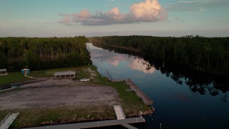 Antena-Sobre-Rampa-Para-Botes-Y-Zona-Portuaria-A-Lo-Largo-De-La-Vía-Fluvial-Intracostera-De-Florida