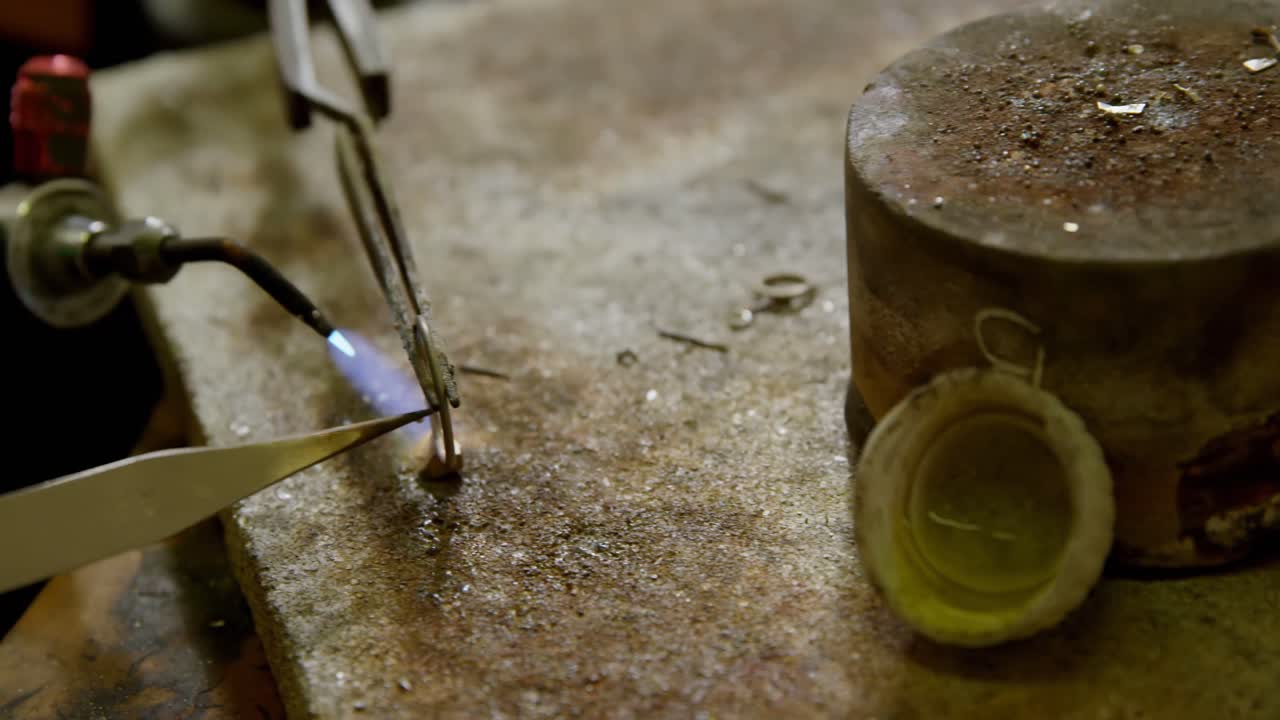 designer de jóias a trabalhar na oficina 4k