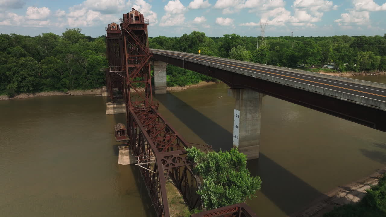 미국 아칸소 주 데 발스 블러프 에 있는 그랜드 프레리  ⁇  스테이션 근처 에 있는 녹색 된 오래된 트러스 다리