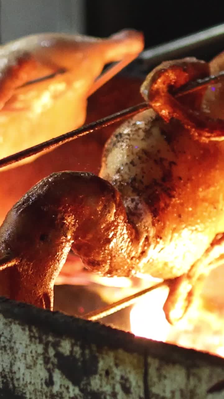 개구리들의 순차적인 김은 열고 있는 불꽃 위에서