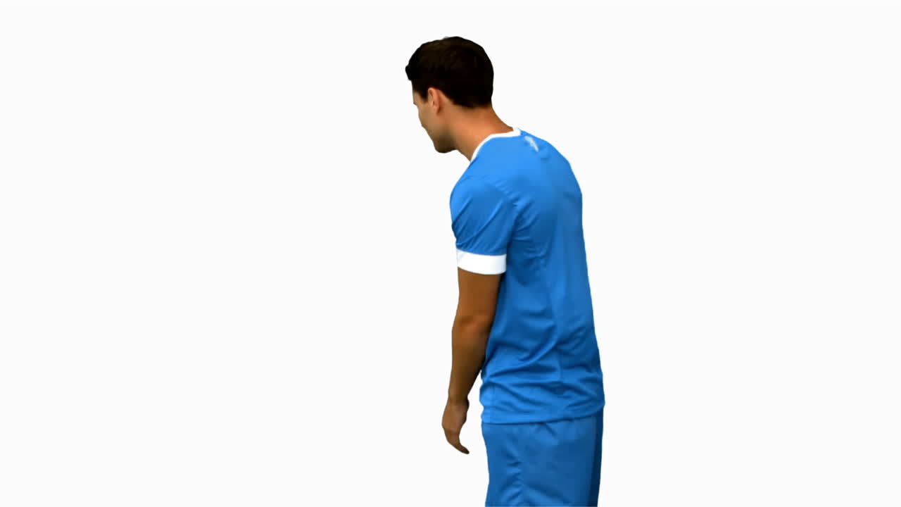 jugador de fútbol triste sosteniendo su cabeza en la pantalla blanca