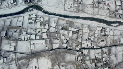 vista aérea de la ciudad de skardu cubierta de nieve en pakistán