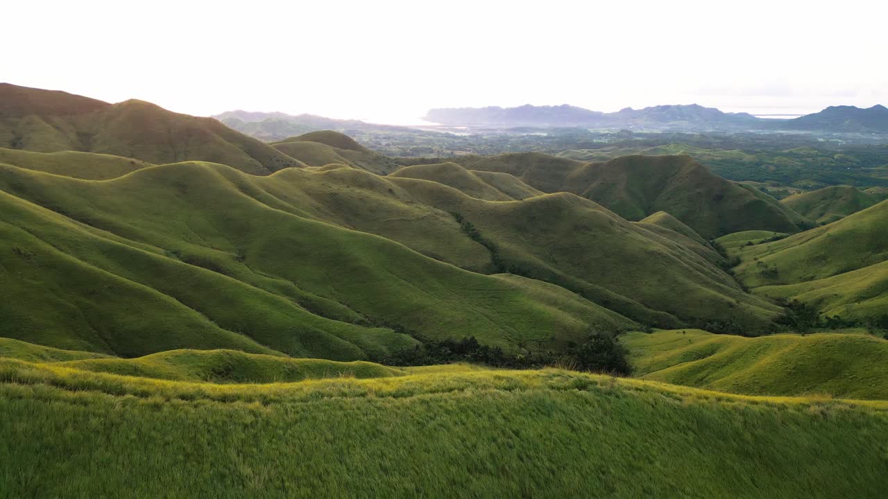Ripresa con drone in 4K di famose colline a Bohol chiamate Alicia Panoramic Park.