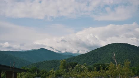 Timelapse-De-Nubes-Flotando-Sobre-Las-Exuberantes-Montañas-Orientales-De-Georgia