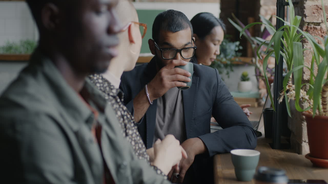 Mangfoldig gruppe mødes på kaffebar