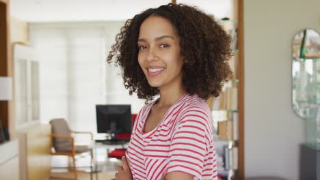 Portrait-of-african-american-woman-looking-to-camera-smiling