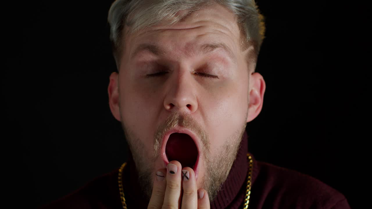 입을 열고 놀랐던 남자