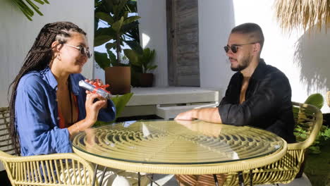 Pareja-Sentada-En-Una-Terraza