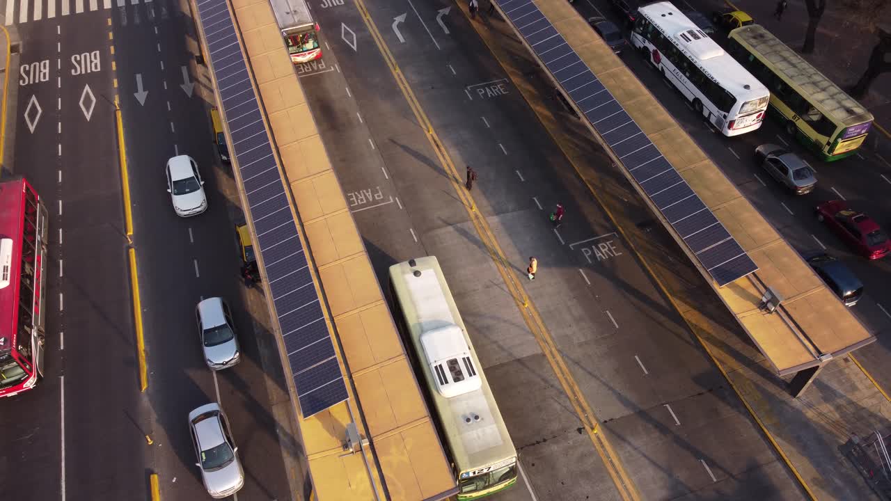 화창한 날에 도착하는 버스와 걷는 사람들이 있는 에어릴라 비행 버스 정류장 - chacarita,buenos aires