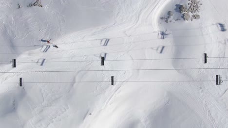 telesilla y pista de esquí desde arriba