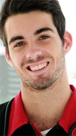 retrato de un paramédico sonriente