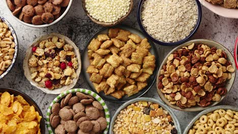 surtido de diferentes tipos de cereales colocados en cuencos de cerámica sobre la mesa