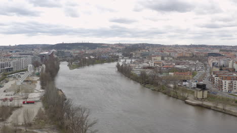 Río-Vltava-En-El-área-Urbana-De-Praga-En-Un-Sombrío-Día-Nublado-De-Otoño