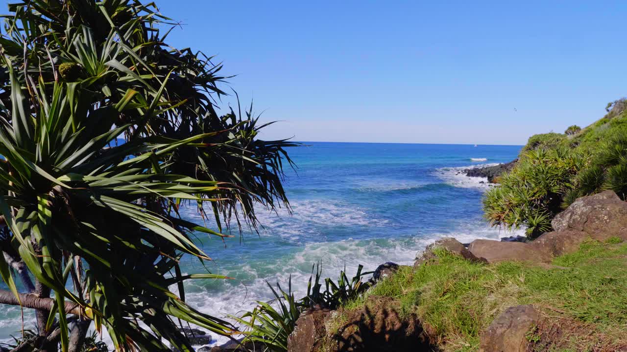 바위 해안에 튀는 바다의 푸른 파도 - burleigh heads beach - gold coast, queensland, australia