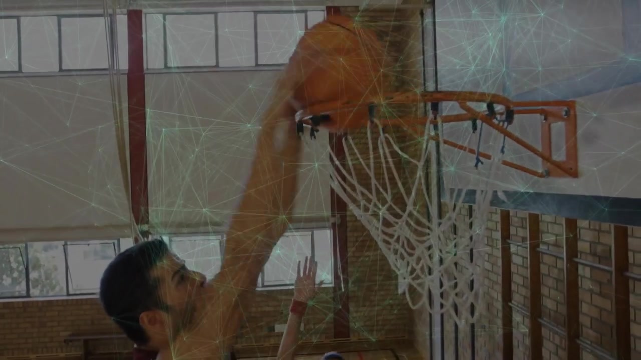 Due atleti maschi che saltano per la palla da basket sotto il canestro, con un arco di tiro animato e analisi sportive.