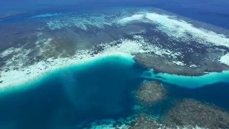 arrecife de pulau katangan y banco de arena en la isla de komodo, indonesia, panorámica aérea a la izquierda, toma de revelación