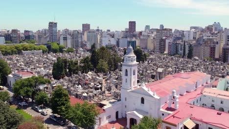 órbita aérea del cementerio de la recoleta y la basílica de nuestra señora del pilar en un día soleado, vista de mausoleos y tumbas