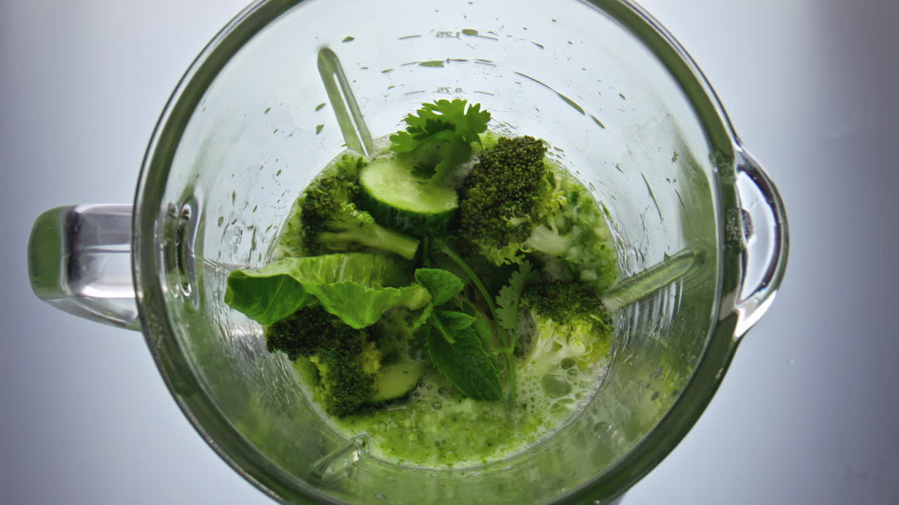 블렌더는 채소, 과일, 허브를 기 시작합니다.