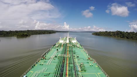 Timelapse-Petrolero-Vista-De-Arco-Cruce-Tránsito-Canal-De-Panamá-Lago-Gatun-Día-Soleado