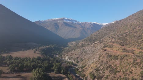 Farellones-Santiago-De-Chile-Fluss-Tag-Natur-Schnee-Und-Falcon-Mountains