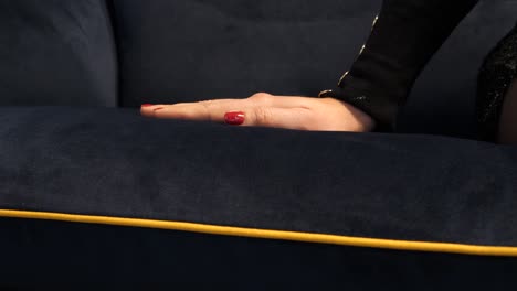 Elegante-Hand-Auf-Schickem-Blauem-Sofa