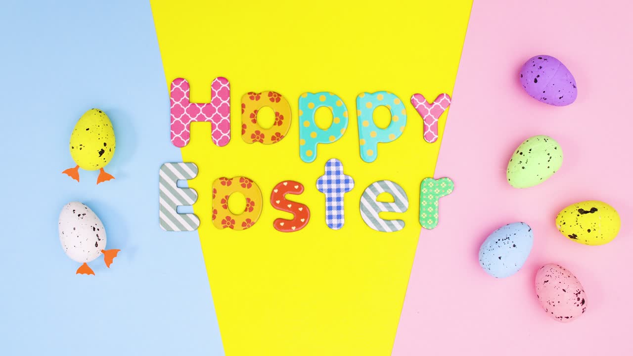 Uova e uova con le gambe appaiono su tema pastello e scritta Buona Pasqua. Stop motion