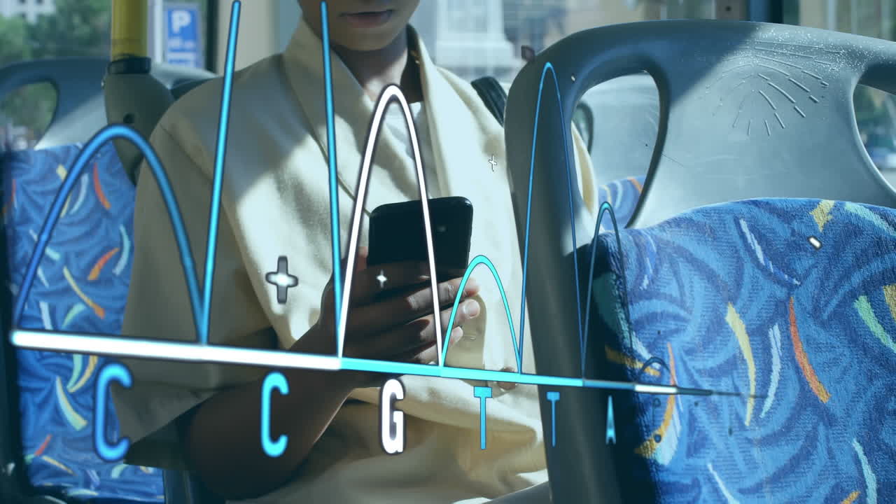 버스에서 스마트폰을 사용하는 여성의 중간 섹션에 대한 심장 박동 모니터의 애니메이션