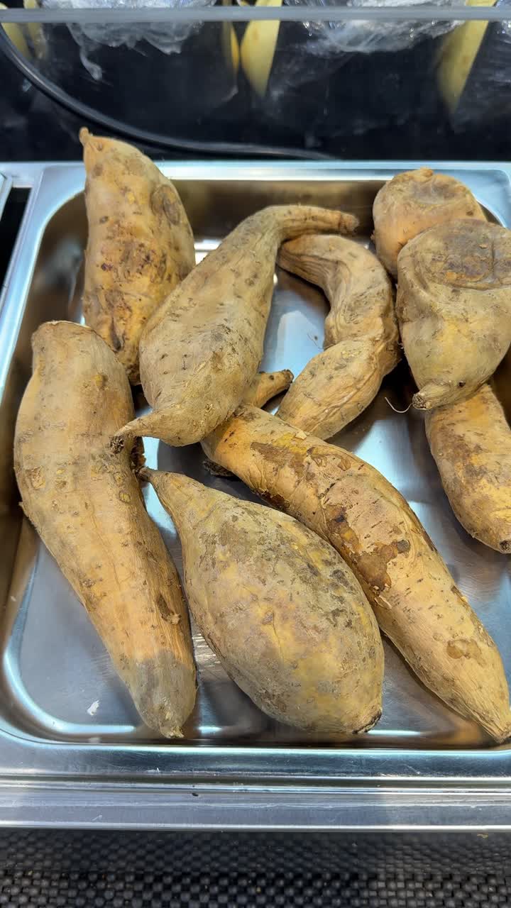 Batatas Doces Cruas em uma Bandeja de Metal