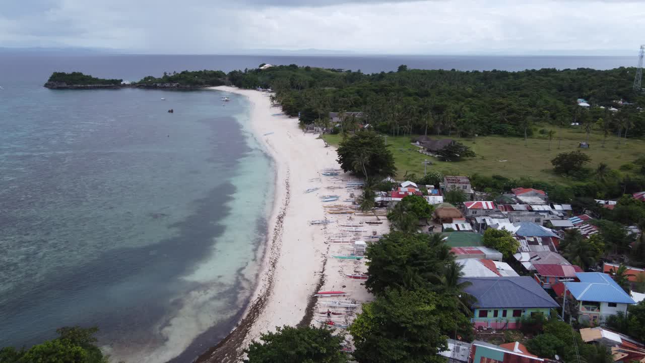 volando sobre la aldea de guimbitayan al norte de la isla de malapascua, filipinas