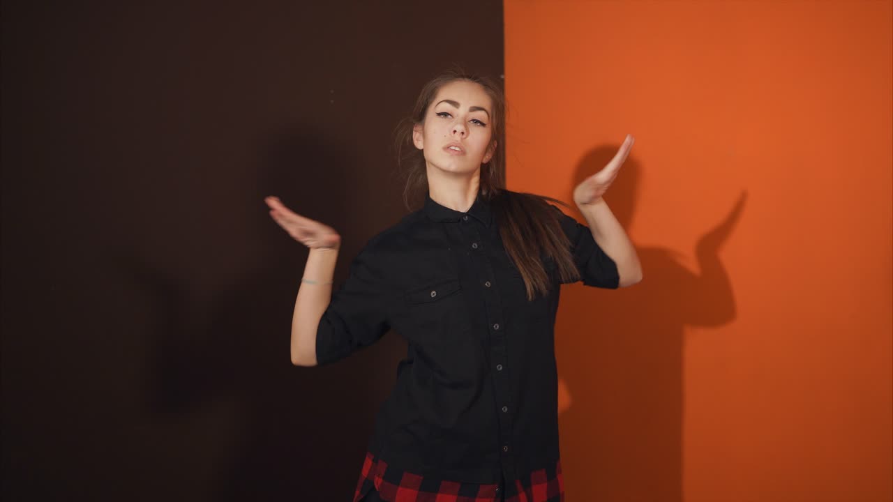 una mujer joven bailando en el estudio.