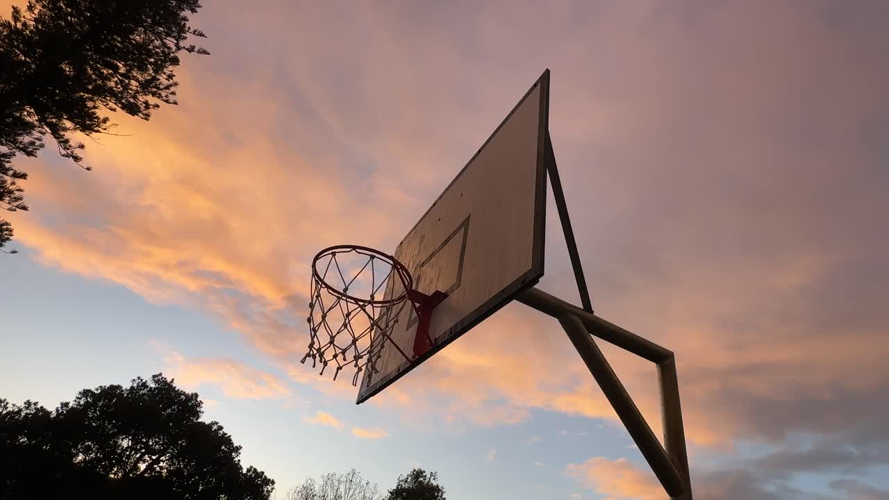 el aro de baloncesto sueña legado backboard ángulo bajo naranja puesta de sol perth, australia occidental