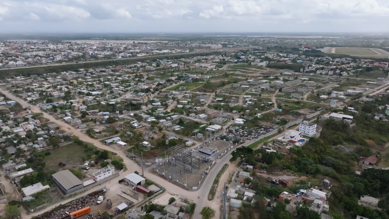 vista desde un avión no tripulado de brisas del este en santo domingo, república dominicana_foto aérea