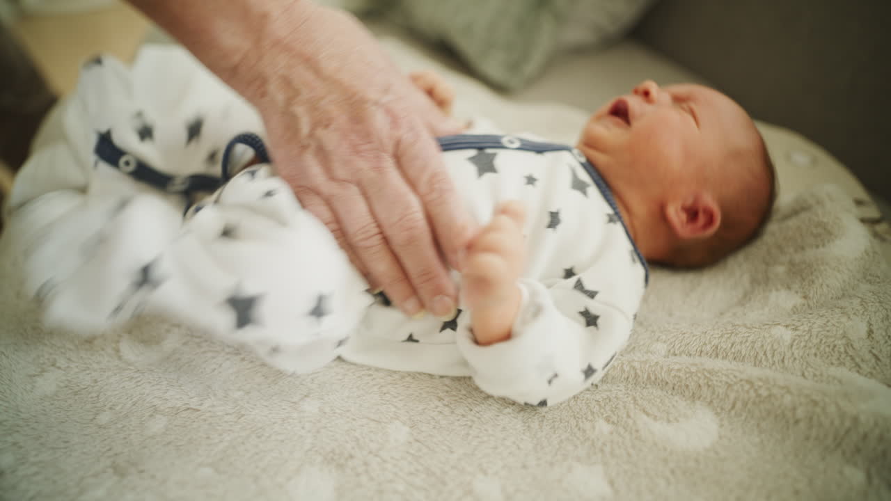 Ostetrica che massaggia un neonato per il sollievo dalle coliche