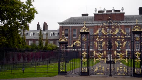 kensington palace entrance gate