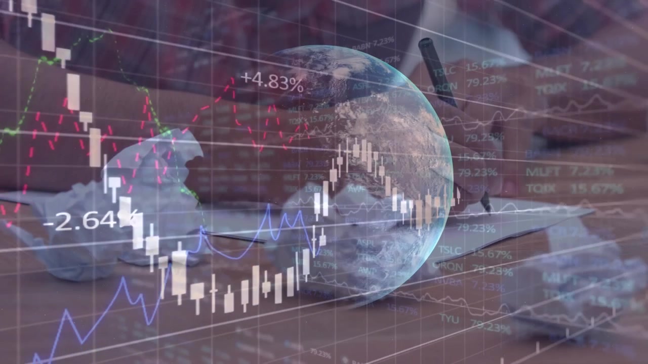 Masada yazı yazan yetişkin bir erkek, kalemi küreyi parlatırken finansal grafikler yükseliyor, piyasayı analiz ediyor.