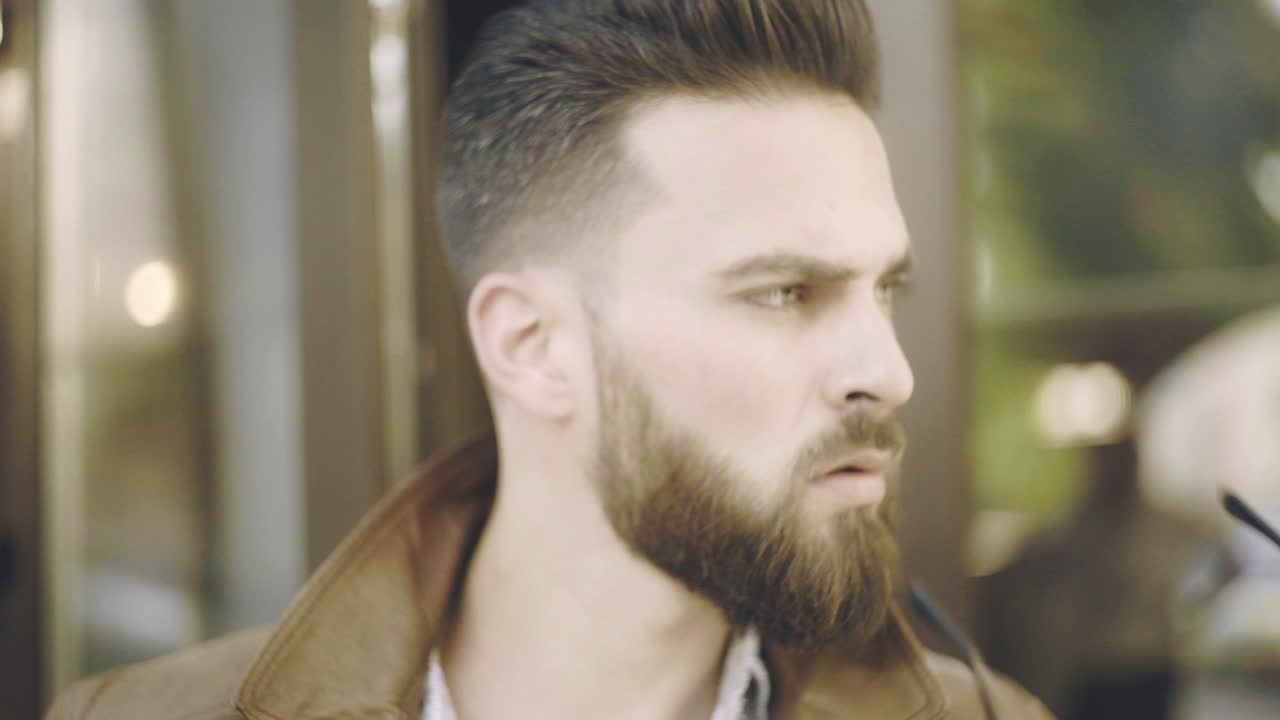 retrato de hombre barbudo. hombre elegante con gafas. hombre con gafas de sol